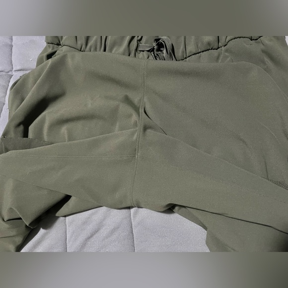 Lululemon joggers size 6 - Picture 2 of 3
